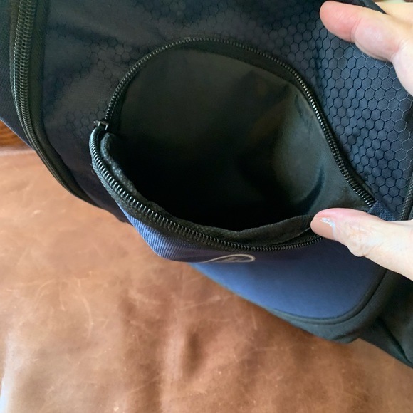 Outer Style shoulder bag. Multiple pockets. NWOT. Great for travel. - Picture 3 of 6